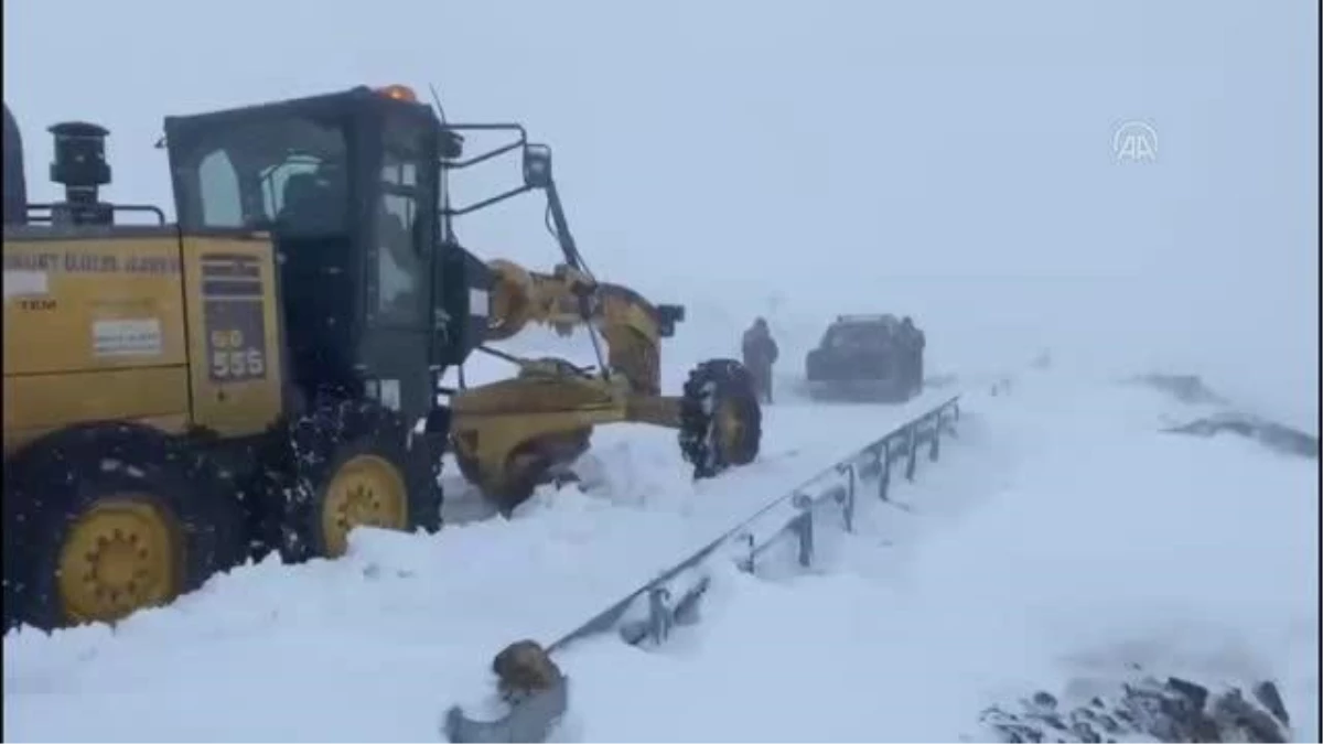 Kar nedeniyle yolda mahsur kalan sürücü kurtarıldı