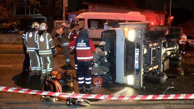 Kartal'da kamyonetle servis minibüsü çarpıştı: 1 ölü, 2 yaralı