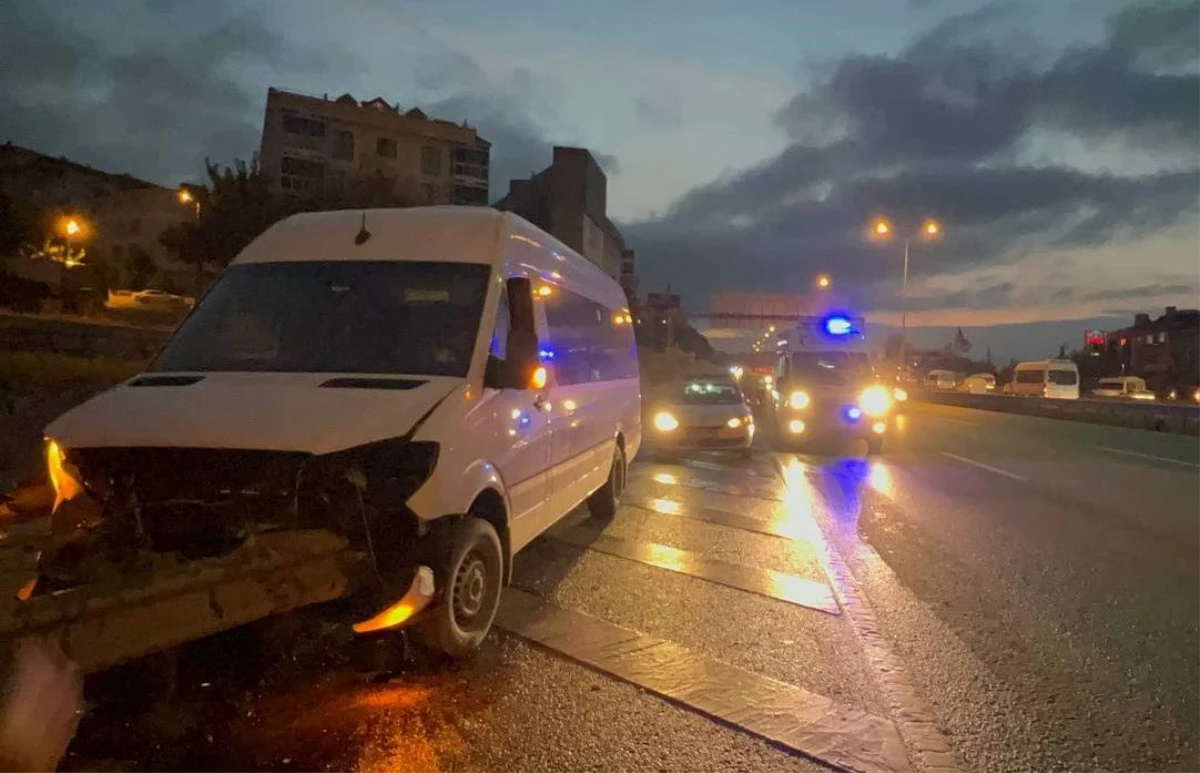 Bariyere çarpan servis minibüsünün sürücüsü yaralandı