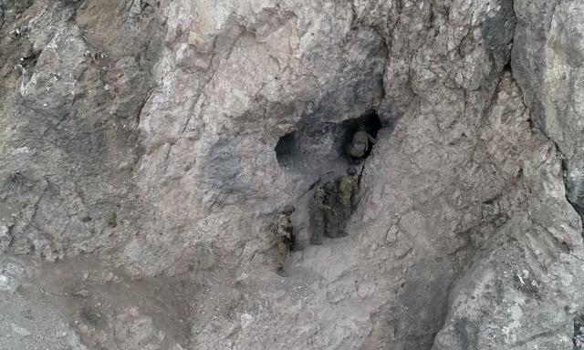Komandolar, Zap bölgesinde PKK'lı teröristlerin inlerine böyle girdi Komandolar, Zap bölgesinde PKK'lı teröristlerin inlerine böyle girdi