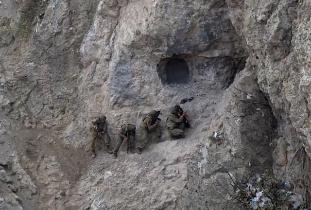 Komandolar, Zap bölgesinde PKK'lı teröristlerin inlerine böyle girdi Komandolar, Zap bölgesinde PKK'lı teröristlerin inlerine böyle girdi