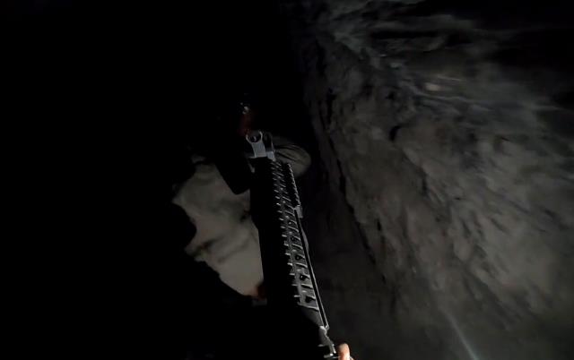 Komandolar, Zap bölgesinde PKK'lı teröristlerin inlerine böyle girdi Komandolar, Zap bölgesinde PKK'lı teröristlerin inlerine böyle girdi