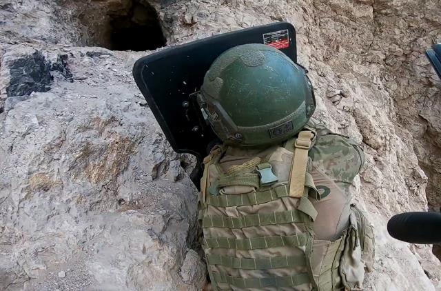 Komandolar, Zap bölgesinde PKK'lı teröristlerin inlerine böyle girdi Komandolar, Zap bölgesinde PKK'lı teröristlerin inlerine böyle girdi