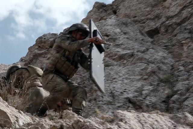 Komandolar, Zap bölgesinde PKK'lı teröristlerin inlerine böyle girdi Komandolar, Zap bölgesinde PKK'lı teröristlerin inlerine böyle girdi