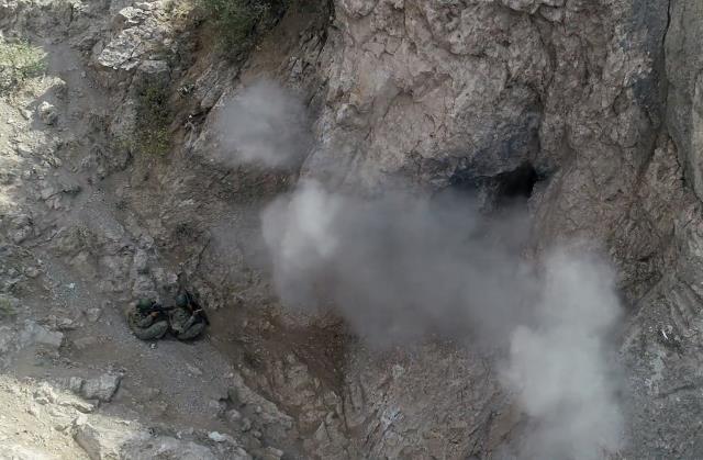 Komandolar, Zap bölgesinde PKK'lı teröristlerin inlerine böyle girdi Komandolar, Zap bölgesinde PKK'lı teröristlerin inlerine böyle girdi