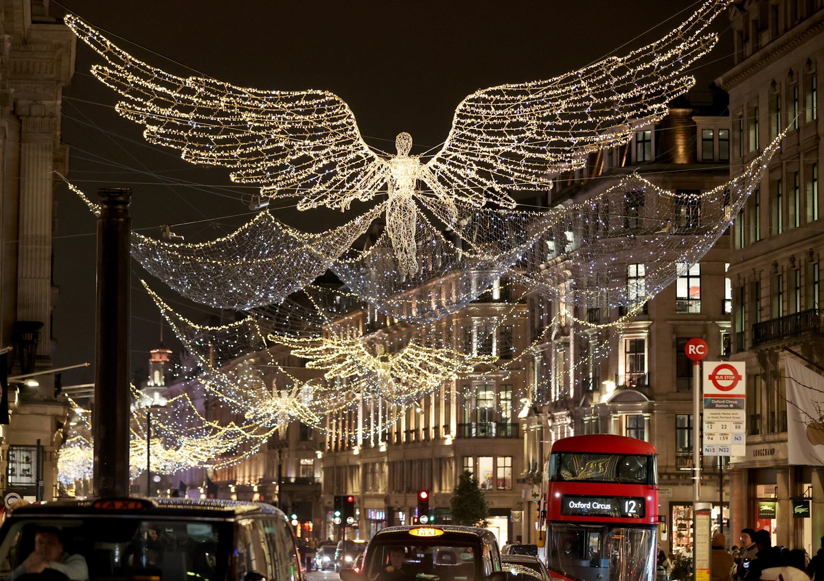 Londra\'nın Oxford Caddesi Noel Işıklarıyla Süslendi
