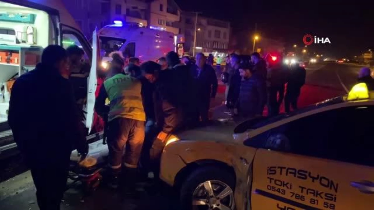 Motosiklet dönüş yapan ticari taksiyle çarpıştı: 2 yaralı
