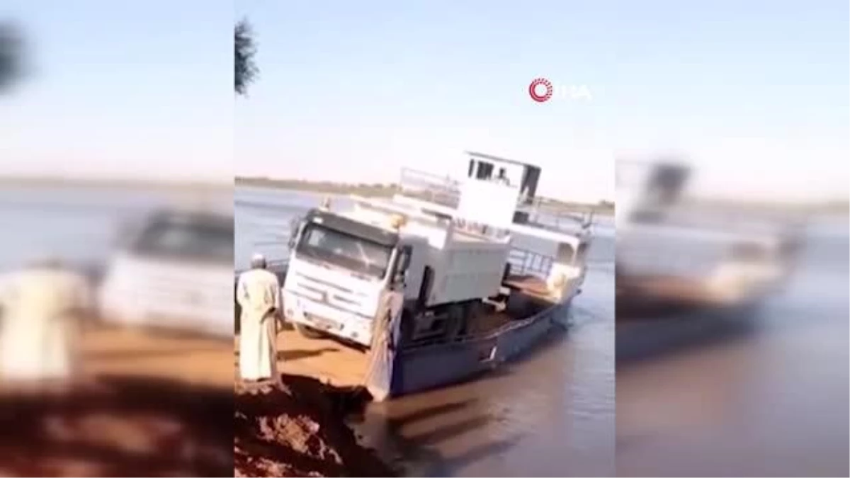 Nil Nehri\'ne devrilen kamyondan atlayan sürücü ölümden döndü