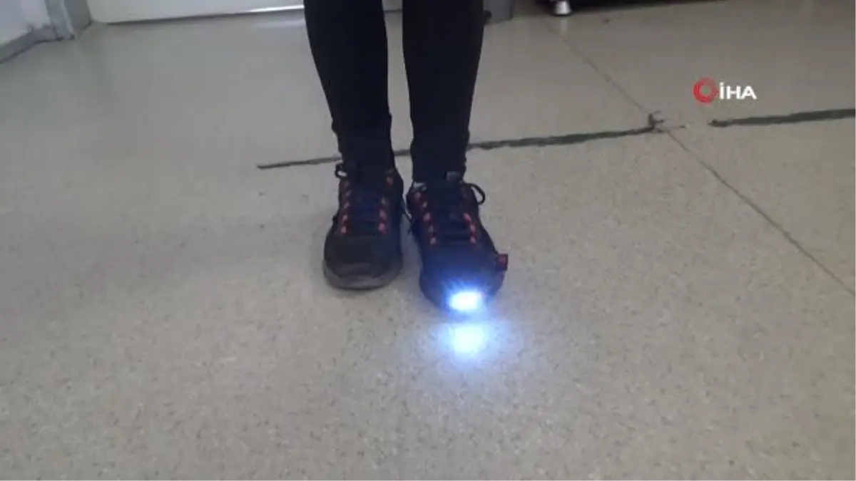Öğrenciler ayakkabı geliştirdi: Telefon şarj ediyor, yerinizi bildiriyor ve fener görevi görüyor