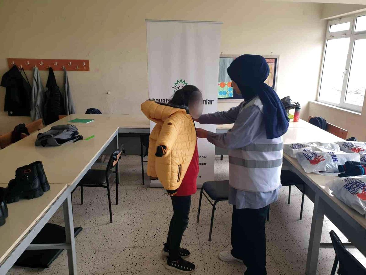 Hayata Anlam Katanlar Derneğinden öğrencilere yardım
