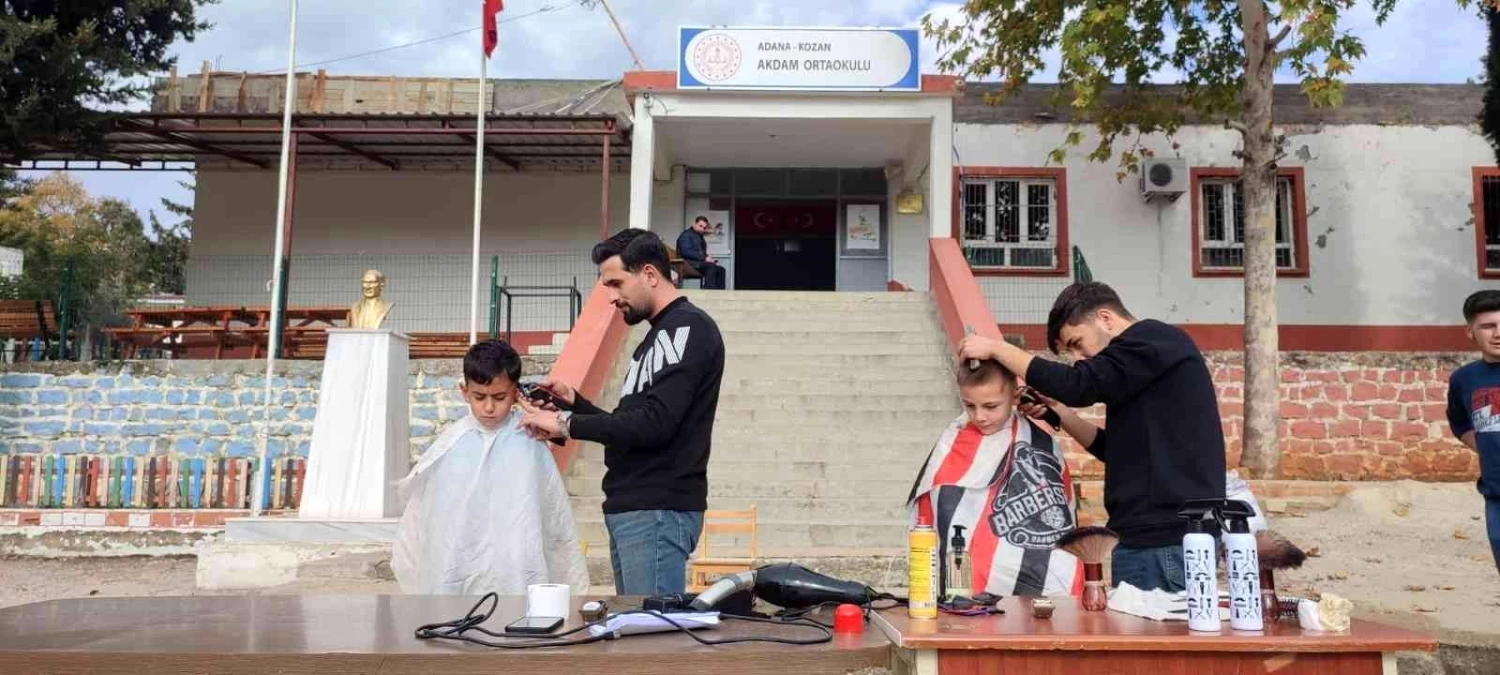 Kozan\'da bir berber kırsal mahallelerdeki çocukları ücretsiz tıraş etti