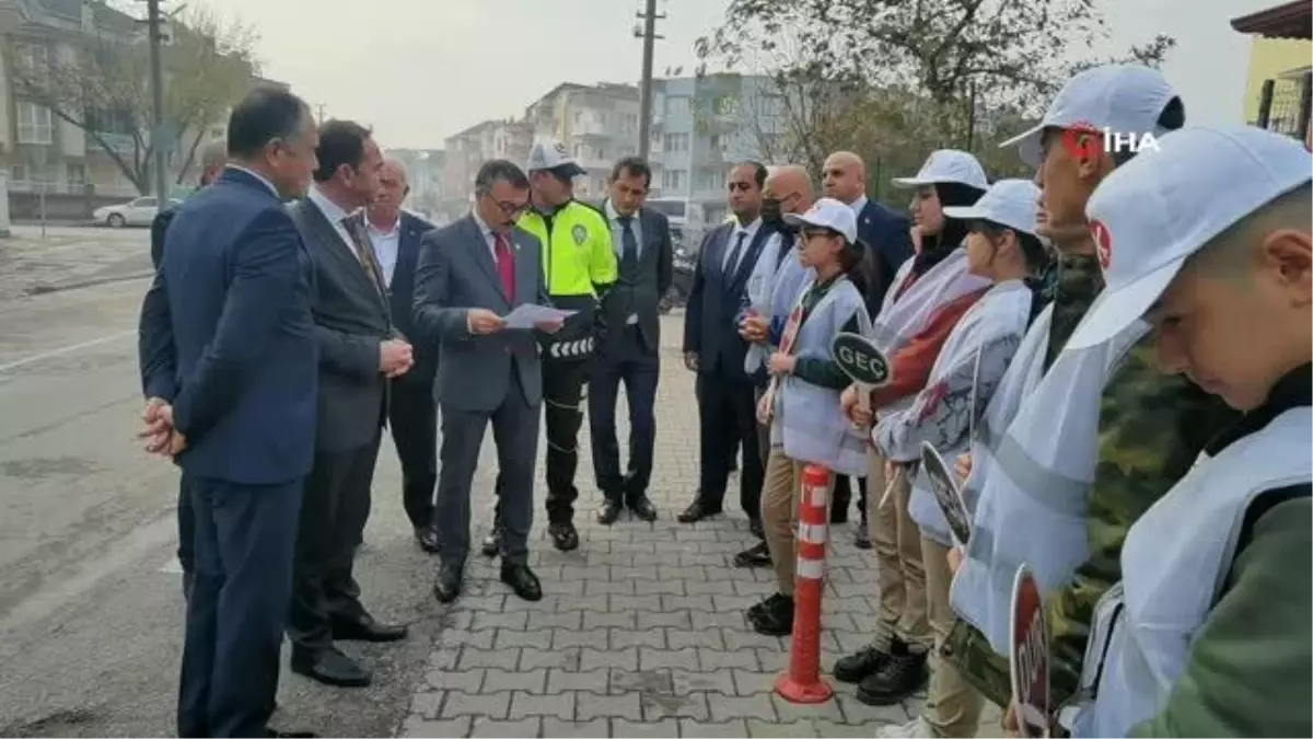 Okul geçidi görevlileri belgelerini aldı