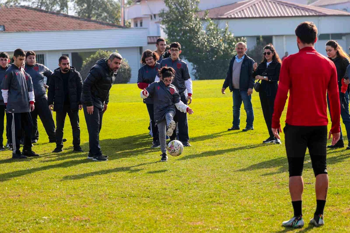Özel öğrenciler Samsunsporlu futbolcular ile maç yaptı