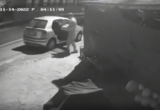 Pişkinliğin böylesi! İstanbul'da manavdan meyve çalan hırsız idrarını yapıp kaçtı Pişkinliğin böylesi! İstanbul'da manavdan meyve çalan hırsız idrarını yapıp kaçtı