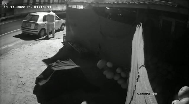 Pişkinliğin böylesi! İstanbul'da manavdan meyve çalan hırsız idrarını yapıp kaçtı Pişkinliğin böylesi! İstanbul'da manavdan meyve çalan hırsız idrarını yapıp kaçtı