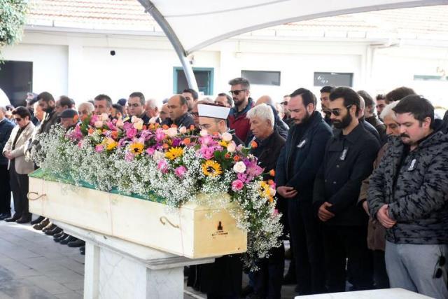 Şarkıcı Sıla, babasını son yolculuğuna uğurladı