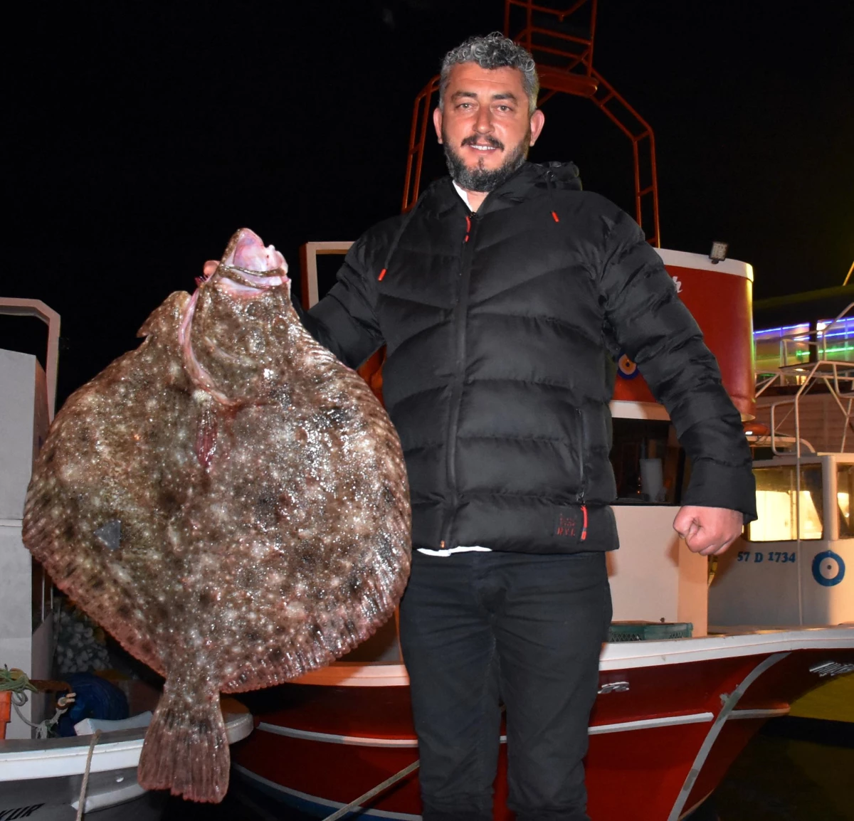 Sinop\'ta balıkçı ağına 10 kilogramlık kalkan balığı takıldı
