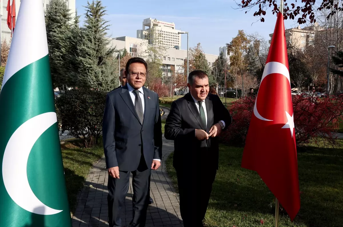 Türkiye-Pakistan ilişkilerinin 75. yıl dönümünde Dışişleri Bakanlığı bahçesine ağaç dikildi