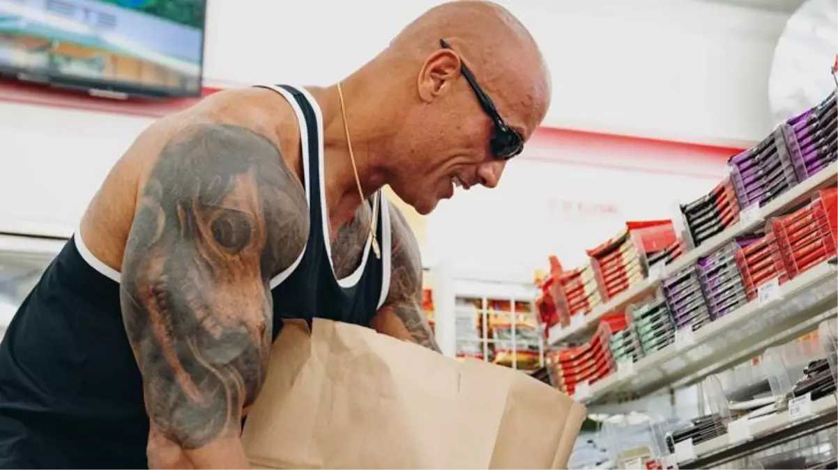 Ünlü aktör Dwayne Johnson, çocukken hırsızlık yaptığı marketteki tüm çikolata barlarını satın aldı