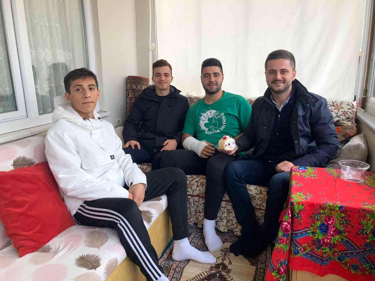 AK Parti İl Gençlik Kolları\'ndan yeni seçmenlere doğum günü sürprizi