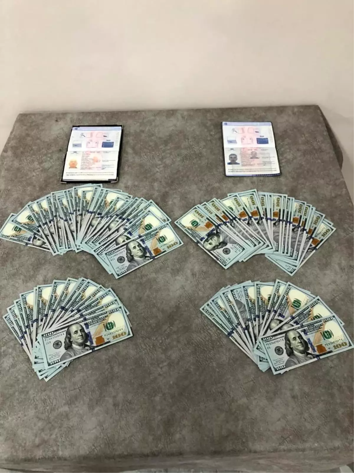 Alışveriş merkezine gelen vatandaşın 8 bin dolarını çaldılar