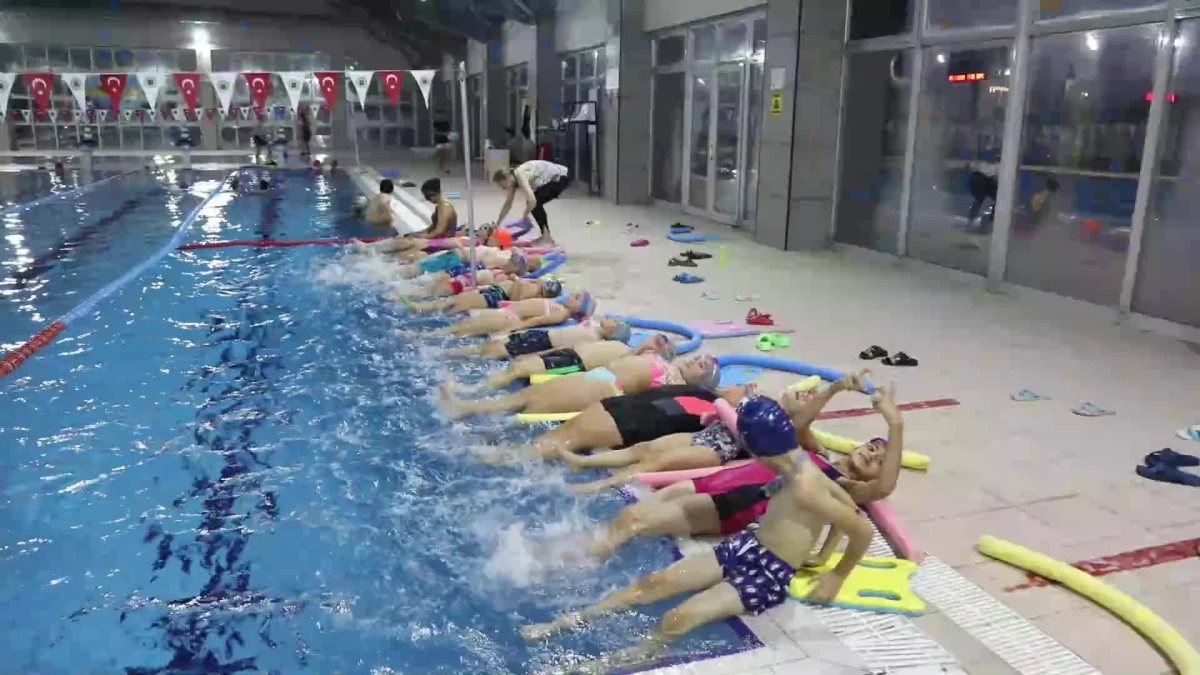 Ankara Büyükşehir\'in İşitme Engelli Çocuklara Yönelik Yüzme Kursları Sürüyor