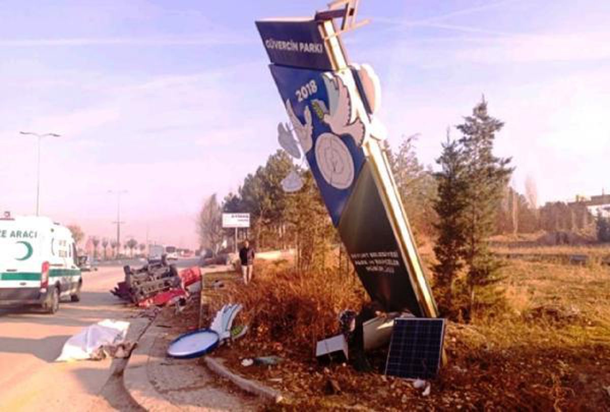 Ankara'da otomobil, direğe çarpıp takla attı: 1 ölü, 4 yaralı
