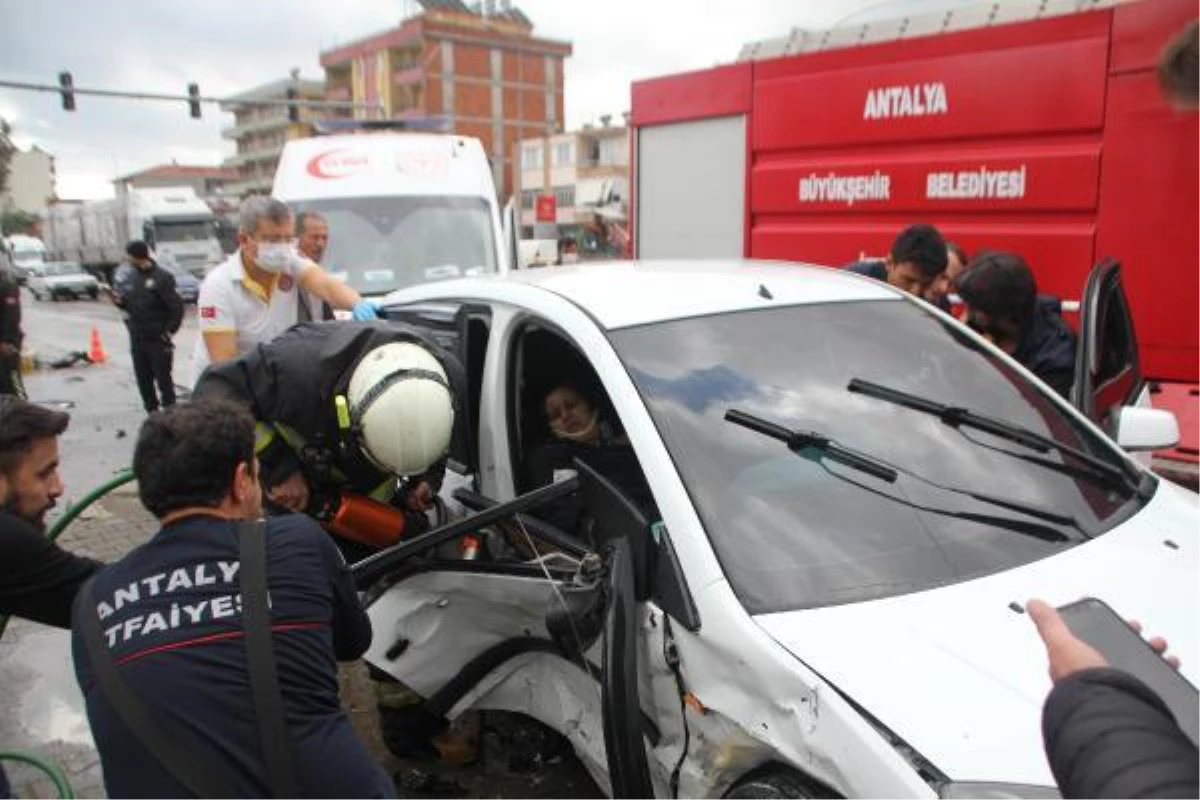 Antalya\'da otomobiller çarpıştı: 1\'i çocuk 5 yaralı