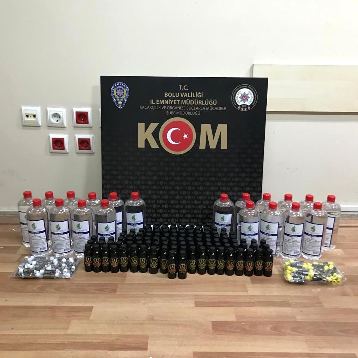 Aracında sahte içki yapımında kullanılan malzeme taşıyan şüpheliye yılbaşı sürprizi