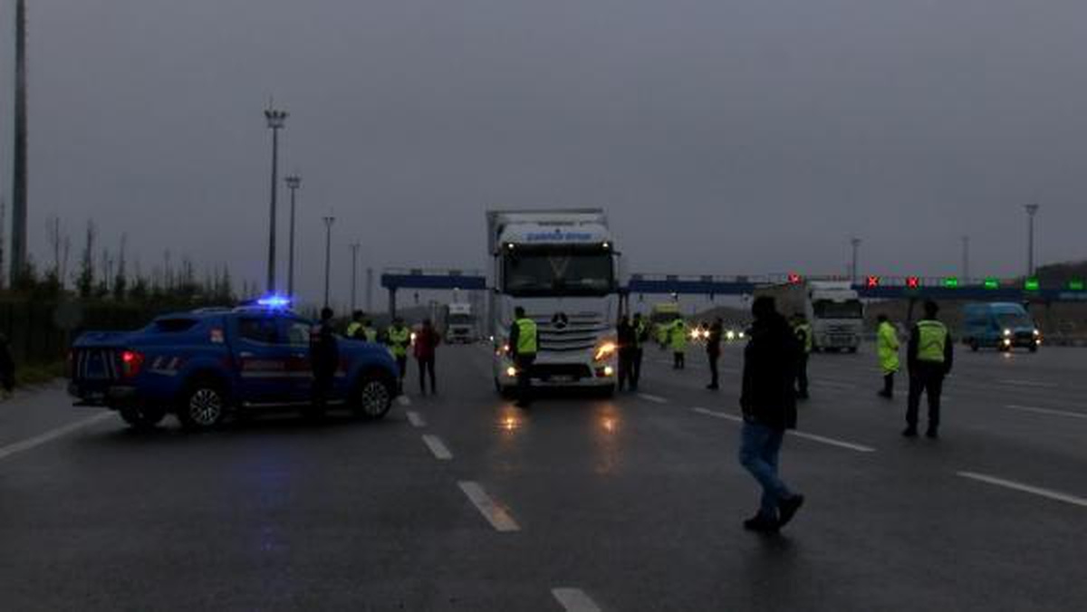 Arnavutköy\'de jandarmadan kış lastiği denetimi