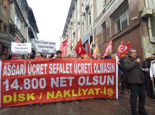 Asgari ücret için eylem yaptılar! Açtıkları pankarttaki rakamı görenler 'İmkansız' demekten kendini alamadı Asgari ücret için eylem yaptılar! Açtıkları pankarttaki rakamı görenler 'İmkansız' demekten kendini alamadı