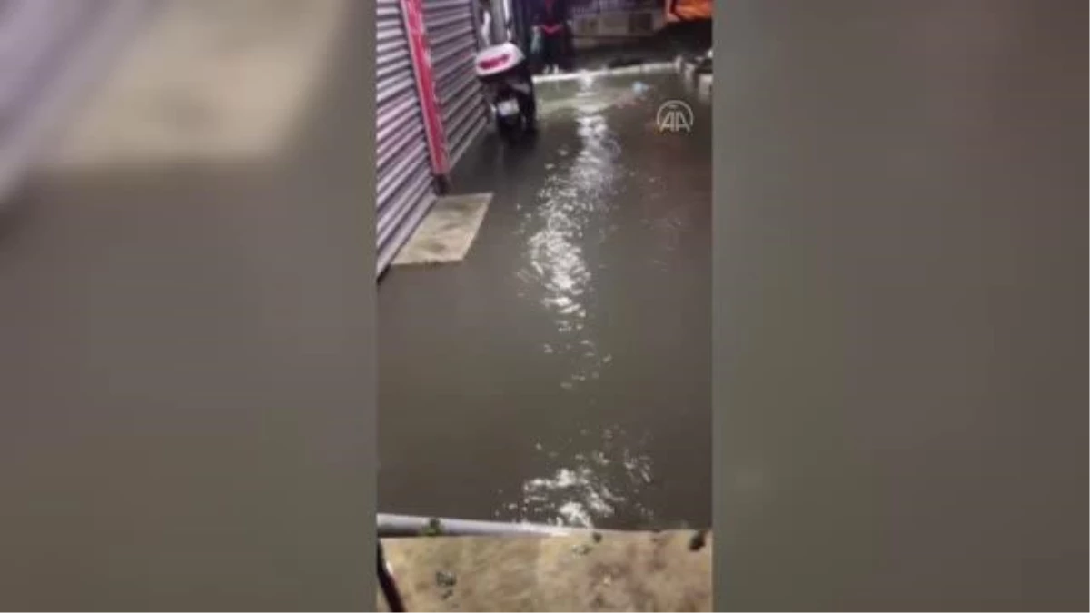 Avcılar\'da yağış nedeniyle bazı dükkanları su bastı