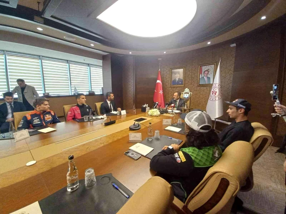 Bakan Kasapoğlu, dünya şampiyonu milli motosikletçileri ağırladı