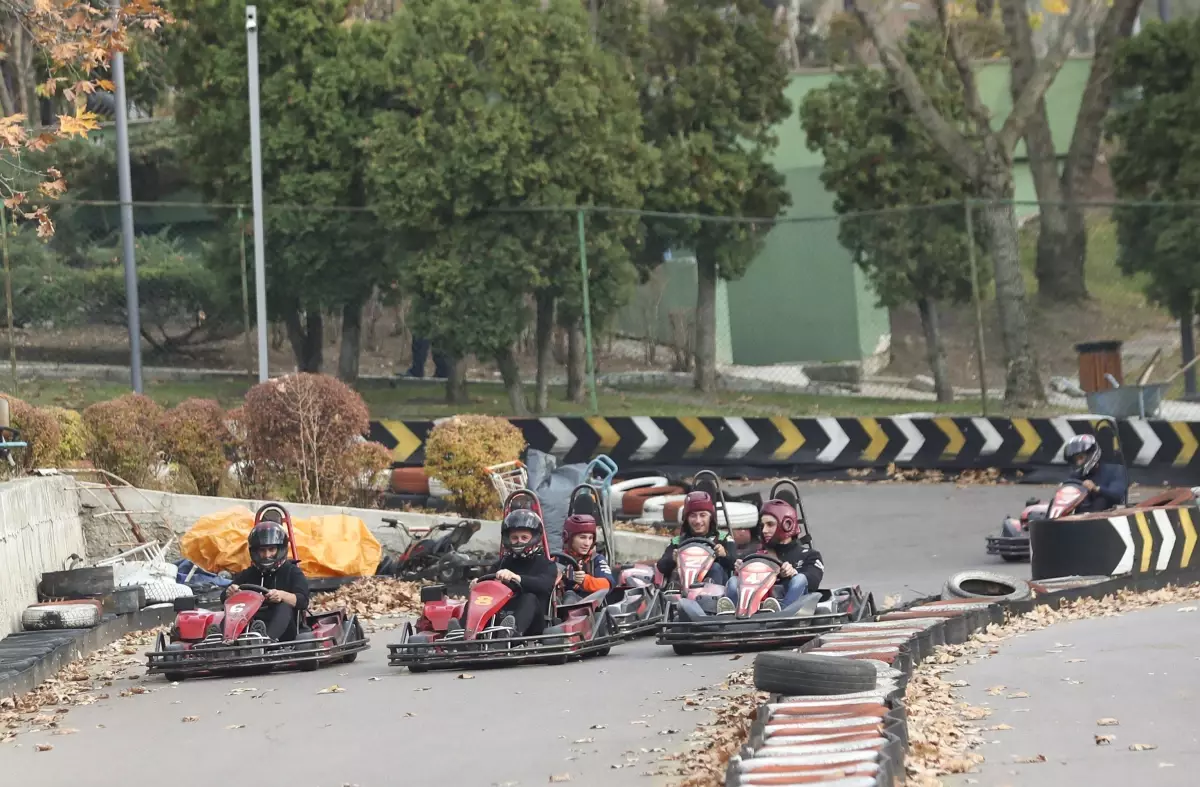 Bakan Kasapoğlu, go-kart pistinde milli sporcularla buluştu