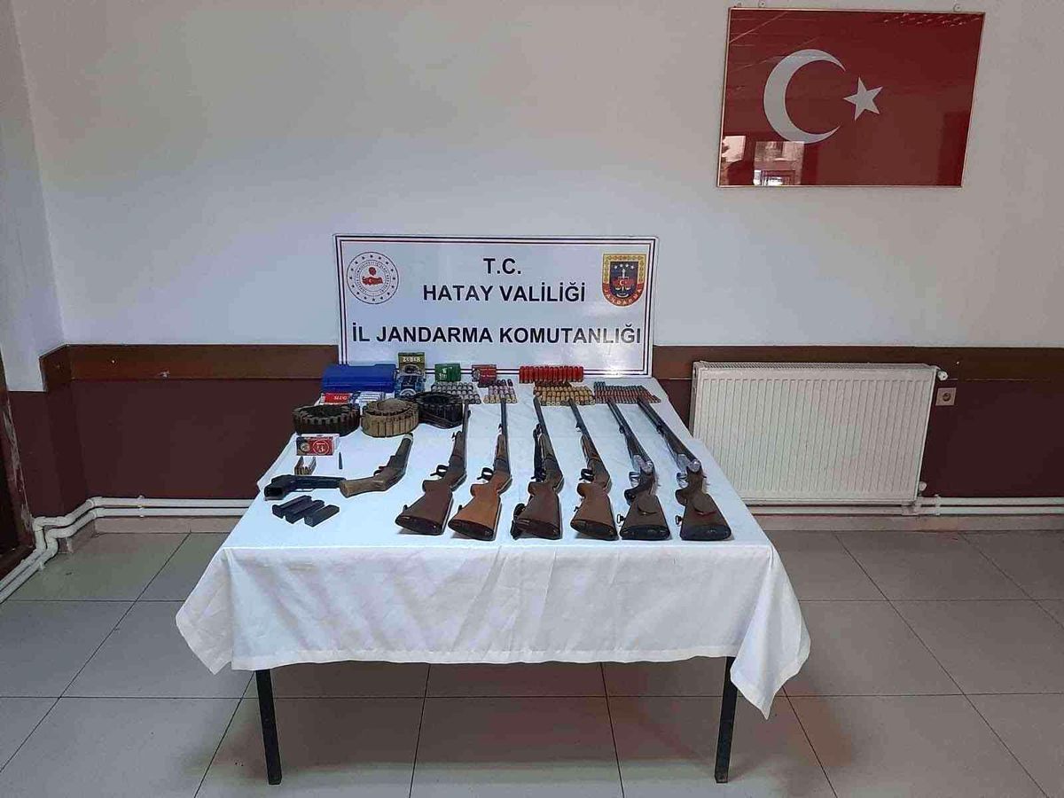 Bir evden 7\'si tüfek 8 silah ile 490 adet fişek ele geçirildi