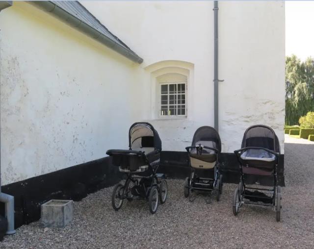 Buz gibi havada yol kenarında uyuyan bebekler, ülkeye gelen yabancıları şaşırtıyor! Nedenini duyunca hak vereceksiniz