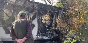 Depo olarak kullanılan kamyon kasası alev alev yandı