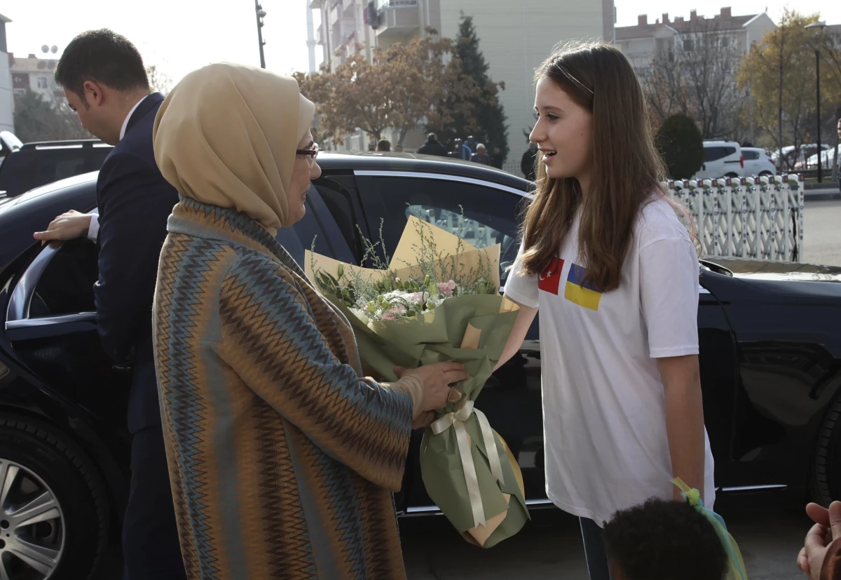 Emine Erdoğan, Ukrayna\'dan Türkiye\'ye getirilen yetim çocuklarla buluştu