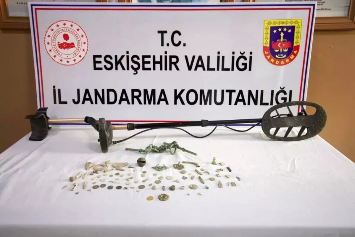 Evinin bahçesinde kaçak kazı yapan şahsa jandarma operasyonu