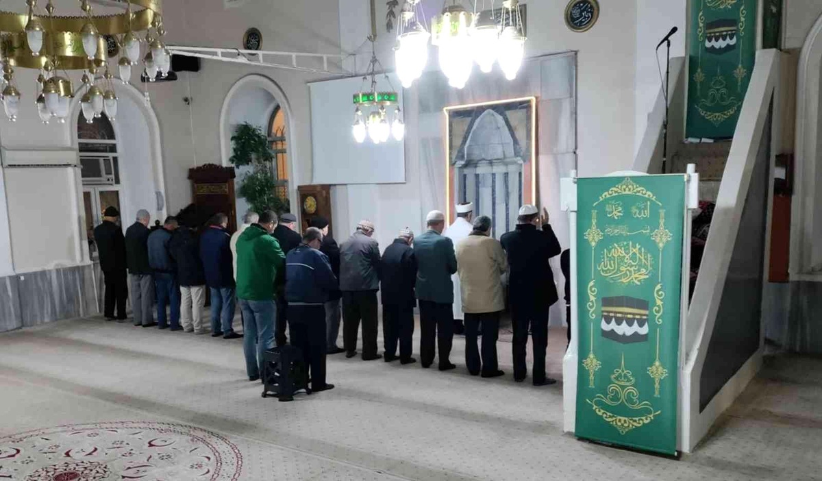 Germencik\'te vatandaşlar sabah namazında bir araya geliyor