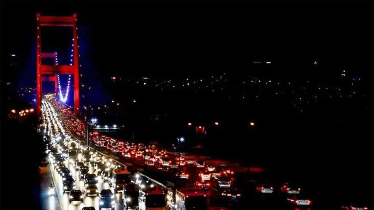 Yağmur şiddetli geldi! İstanbul\'da trafik kilitlendi