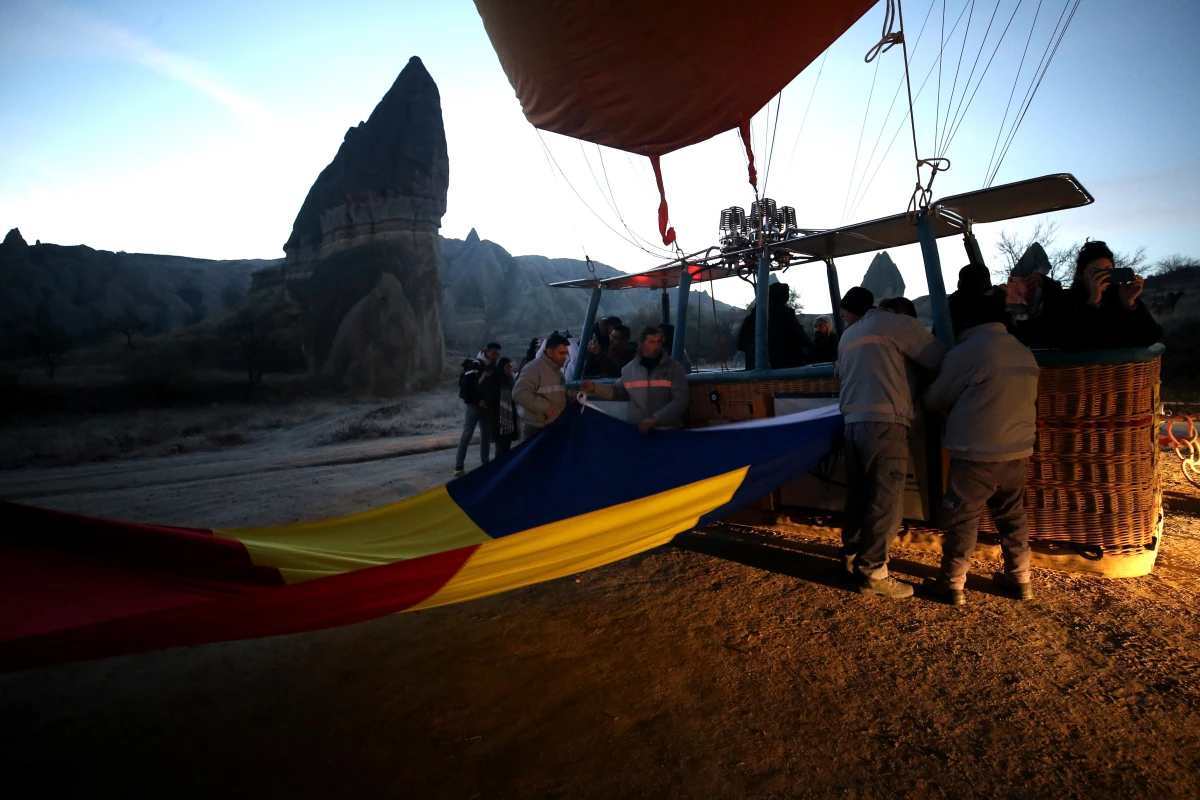 Kapadokya\'da balonlar Romanya bayrağı ile uçtu
