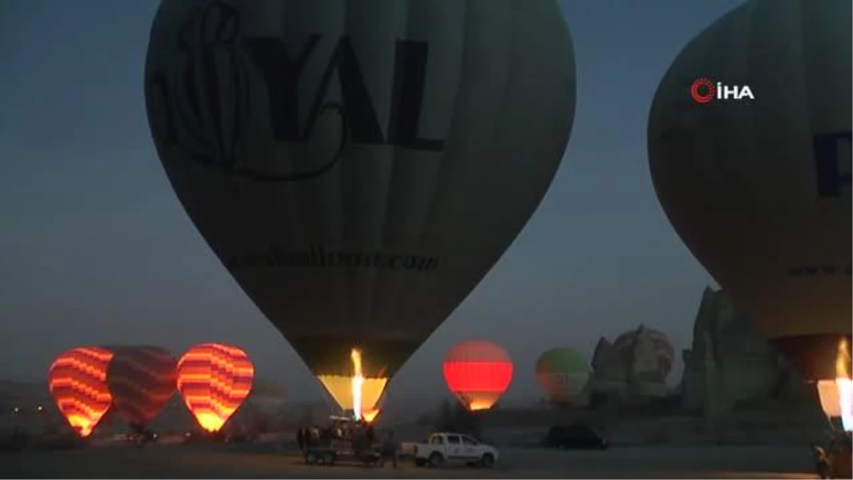 Kapadokya\'da sıcak hava balonları Romanya bayrağıyla havalandı