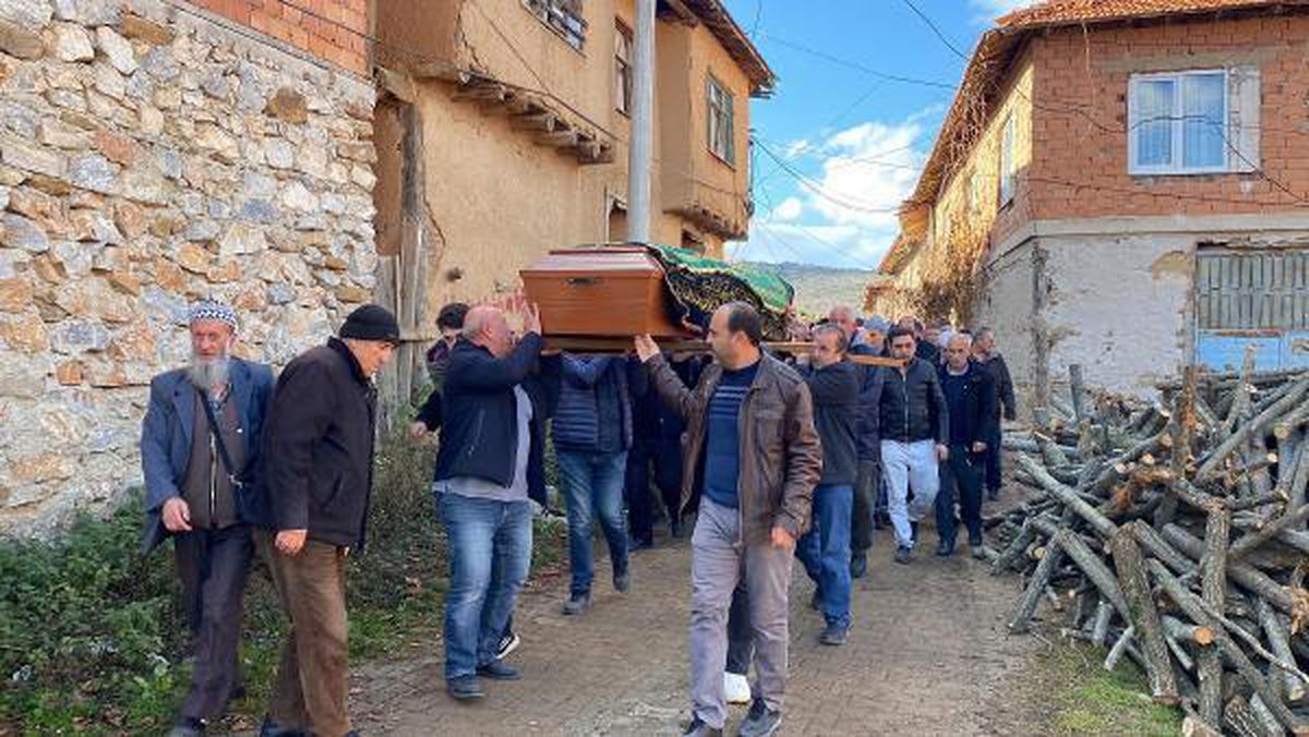 Kütahya\'da ayı saldırısında öldüğü değerlendirilen kadın defnedildi