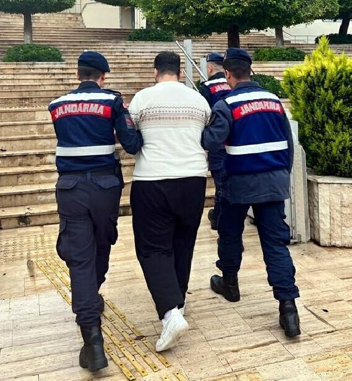 Marmaris\'te suçüstü yakalanan uyuşturucu satıcısına tutuklama