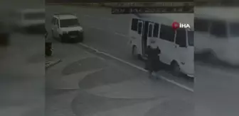 Minibüse binmek isterken aracın altında kaldı... O anlar kamerada
