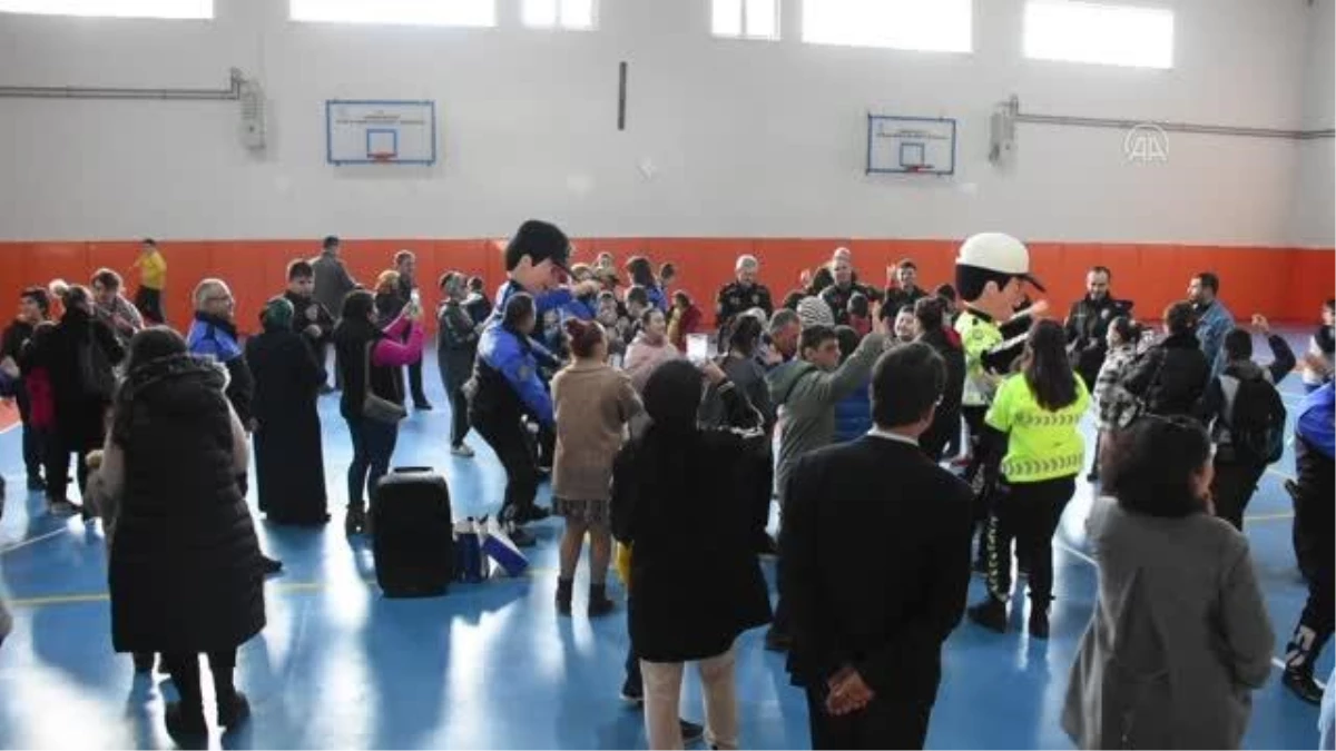Polis maskotu "Kanka" ve "Şahin" özel çocuklarla halk oyunları oynadı