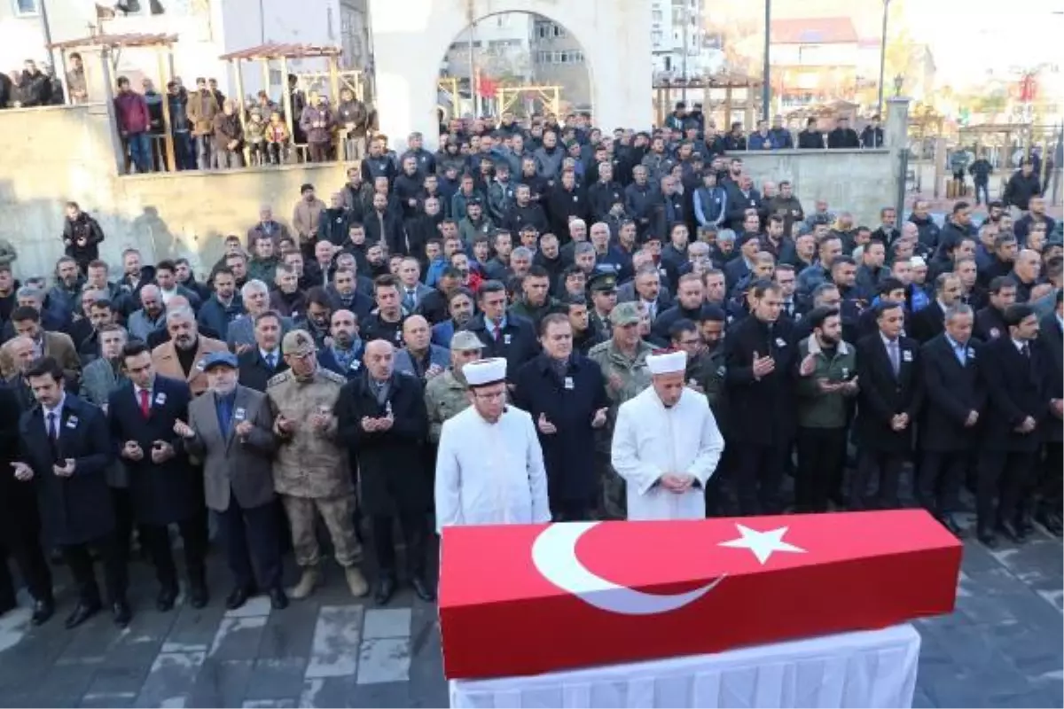 ŞEHİT TOPÇU UZMAN ÇAVUŞ KORKMAZ, HAKKARİ\'DE TOPRAĞA VERİLDİ