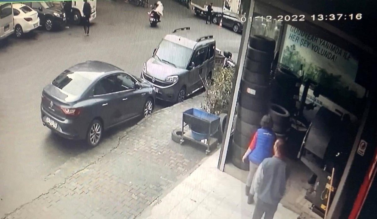 Şişli\'de motosikletteki 2 kişiye silahlı saldırı: Olay anı kameraya yansıdı