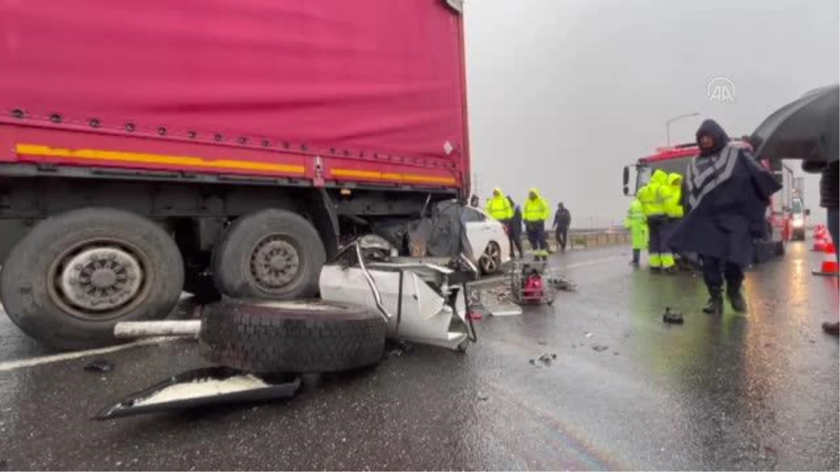 Tıra arkadan çarpan otomobildeki 2 kişi öldü, 2 kişi yaralandı (2)